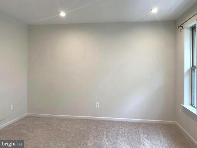 Foto del edificio - 3216 Laurel Hl Rd