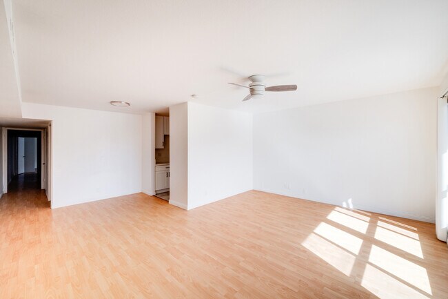 Building Photo - 617 E Angeleno Ave