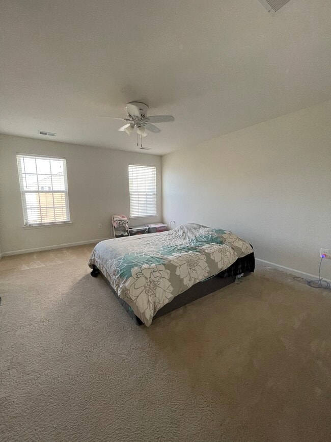 Master bedroom with walk closets - 1124 Oakwood St