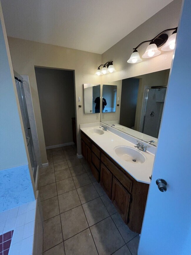 Foto del edificio - 4BR / 2.5 bath with over 1700 square feet....