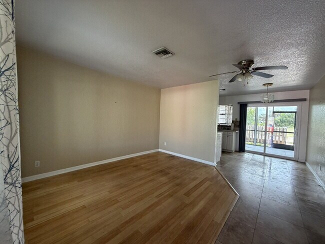 Building Photo - "Charming 2-Bedroom Duplex Retreat in Venice East!"
