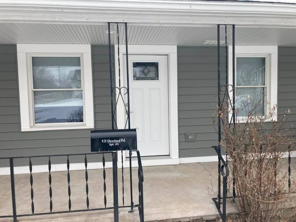 Entrance - 431 Cleveland Rd W