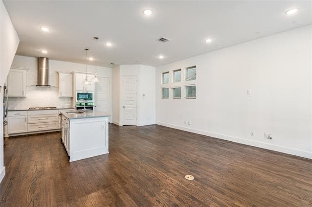 Foto del edificio - 8016 Ingram Dr