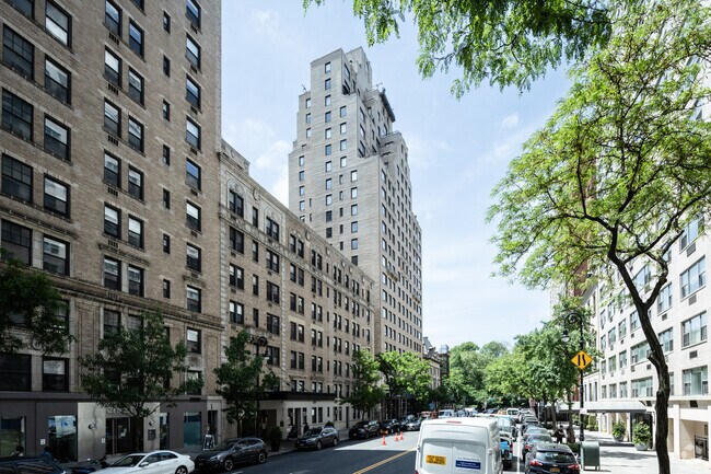 Foto del edificio - 1049 Fifth Ave