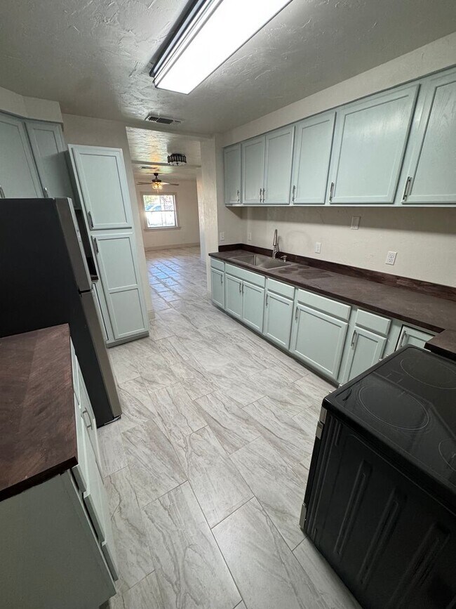 Foto del edificio - 4 Bed 2 Bath Home