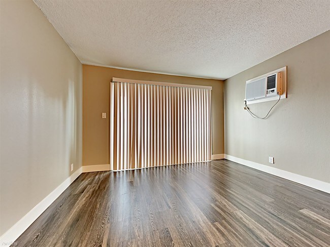 Building Photo - 3 br, 1 bath  - 1025 35th Ave Apt 16