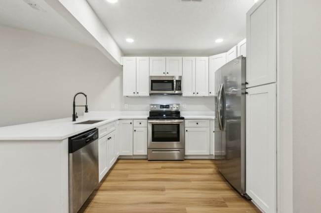 Foto del edificio - 3801 Crown Point Rd