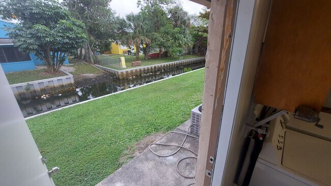 Foto del edificio - 2 BEDROOMS 1 BATHROOM IN AREA OF RIVERLAND