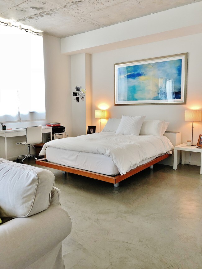 Concepto de vida abierta con amplia zona de dormitorio. - 234 NE 3rd St