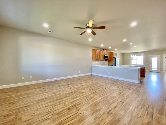 Building Photo - Gorgeous 3 Bedroom Home in West Valley