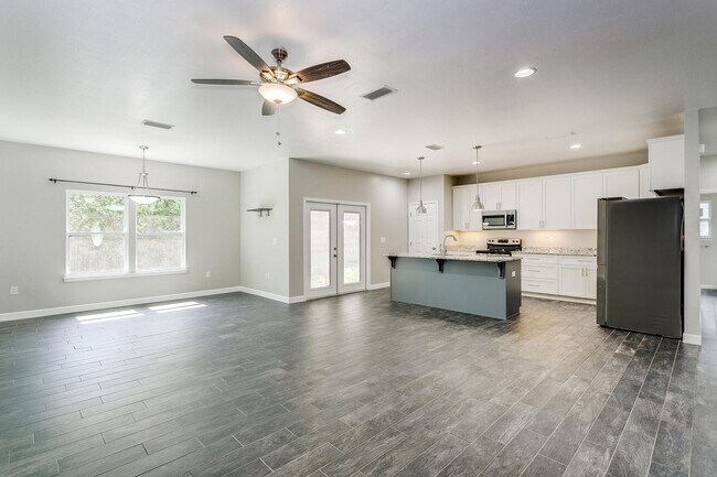 Foto del edificio - 4 bedroom 2 bathroom home near Eglin Air F...