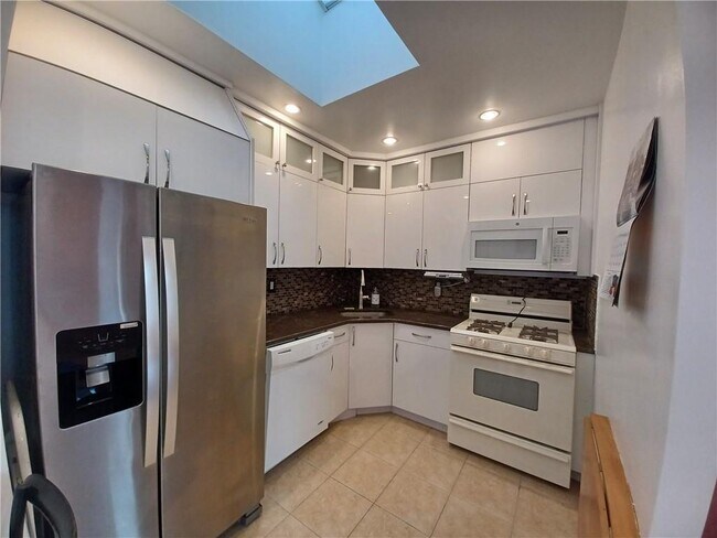 Foto del edificio - 2383 E 14th St