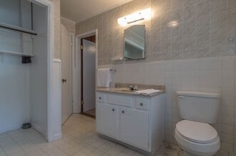 Building Photo - 944 W Linwood St
