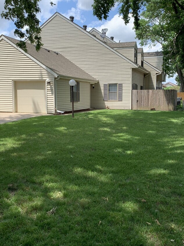 8613 Sweetbriar Ln, Urbandale, IA 50322 Townhouse for Rent in