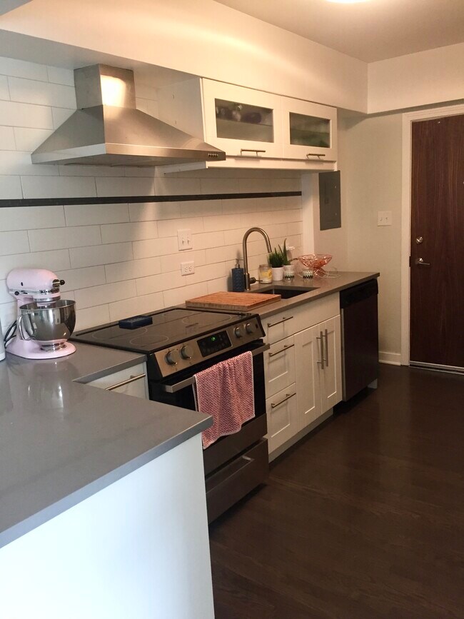 Kitchen - 301 E Kentucky Ave