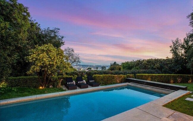 Building Photo - 1514 Sunset Plaza Dr