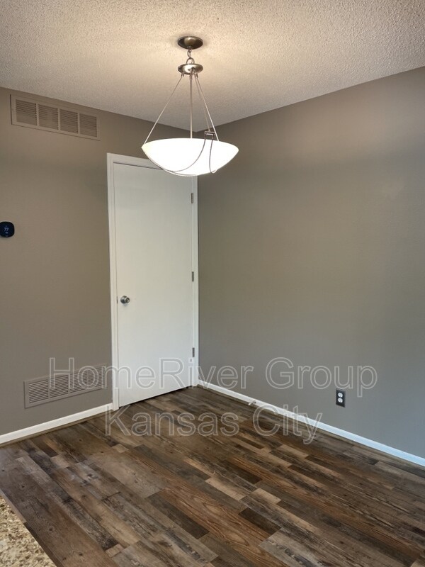Foto del edificio - 9822 N Lewis Ave