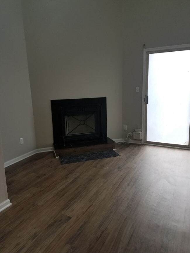 Building Photo - Cozy Townhome in Newport News
