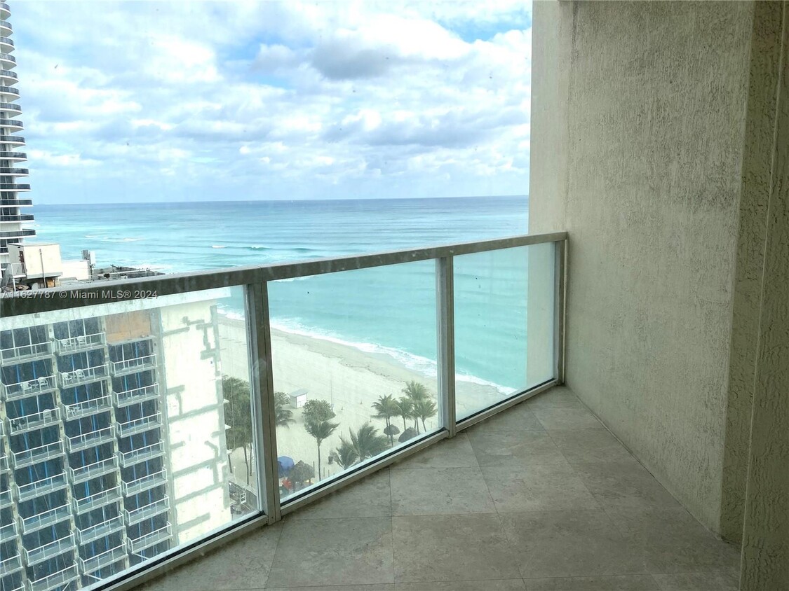 Foto principal - 16699 Collins Ave