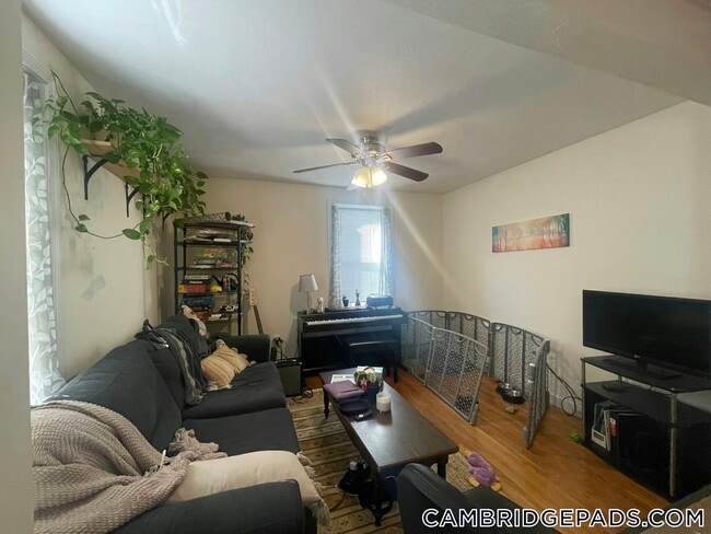 Building Photo - 1056 Cambridge St