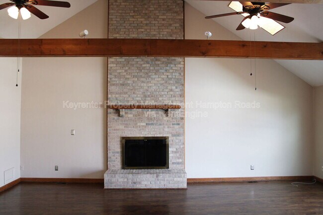 Foto del edificio - 1210 Plantation Lakes Cir