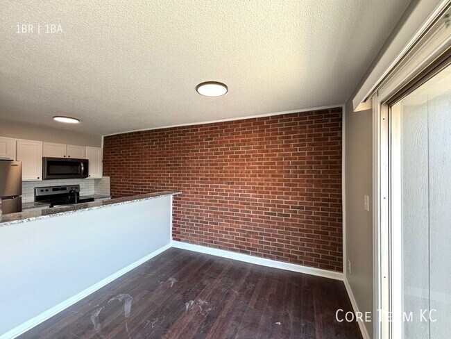 Building Photo - Renovated 1 Bedroom on Plaza with Balcony!