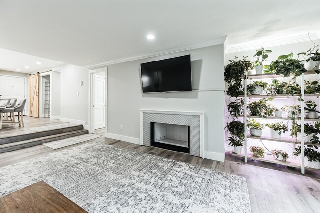 Building Photo - Queen Anne 2-Bed Condo with Parking & Pool!