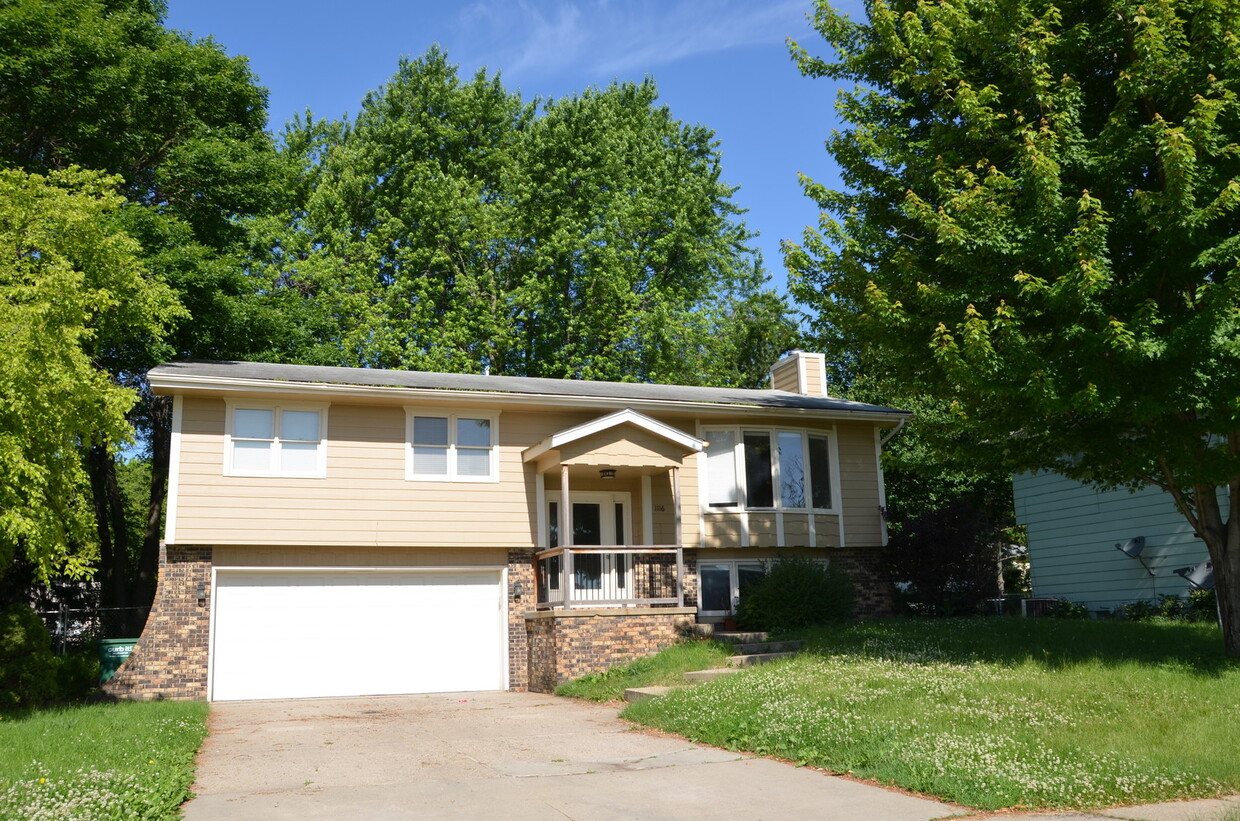 Foto principal - 3 bedroom home in West Des Moines