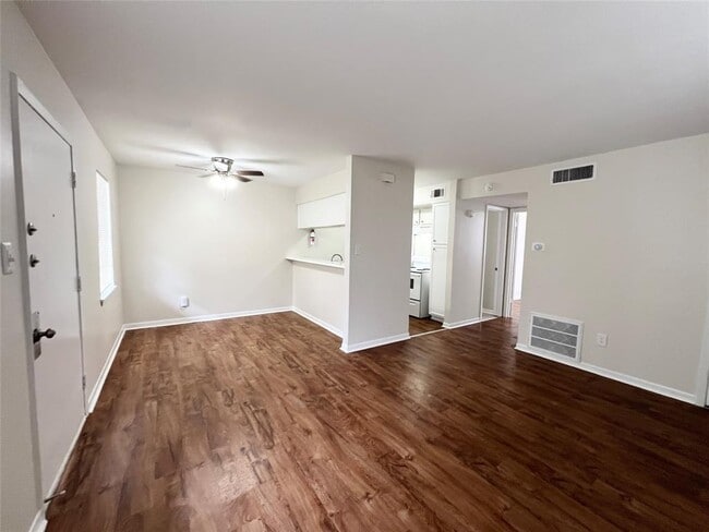 Building Photo - 321 E Cedar St