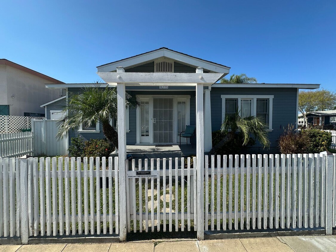Foto principal - Quaint Craftsman House w/Garage, fenced yard, available now for 1 year lease to start!!!