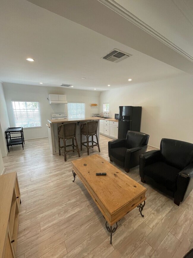 Building Photo - Perfect Location! Utilities Included