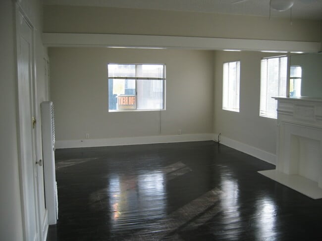 Building Photo - 1051 E 2nd St