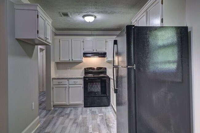 Building Photo - Now Available 3 bedroom 1 bath