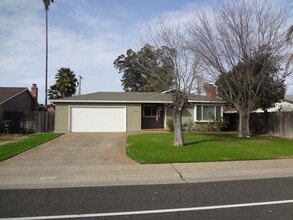 Building Photo - 9952 Vanguard Dr