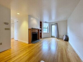 Building Photo - 102 Gainsborough St