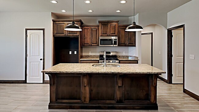 Foto del edificio - Amazing 4 Bed 2 Bath House in Mustang!