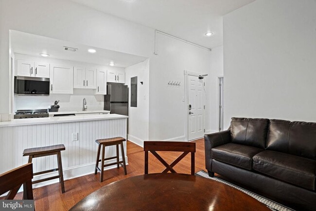 Building Photo - 409 Constitution Ave NE