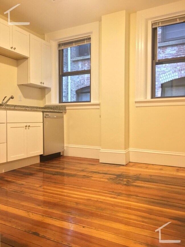 Building Photo - 1462 Beacon St