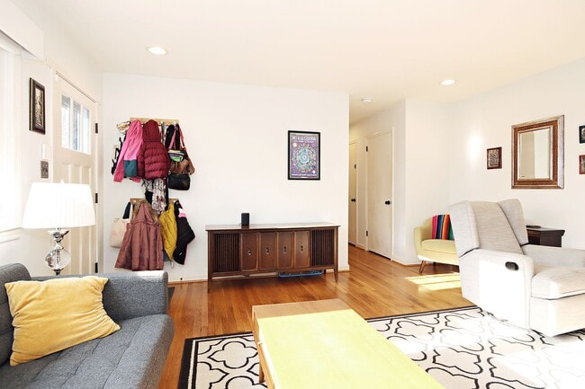 Building Photo - Nicely Updated Pet-Friendly N.Downtown/Locust Grove Home