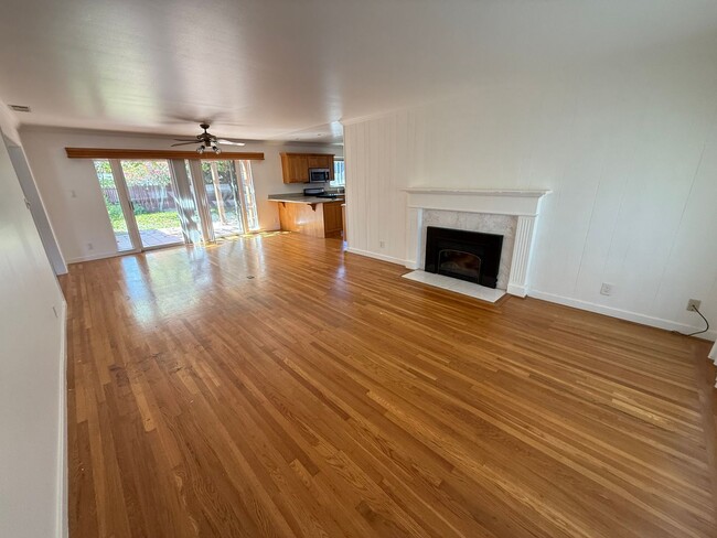 Foto del edificio - Stunning 3 Bed 2 Bath Home | Spacious Back...