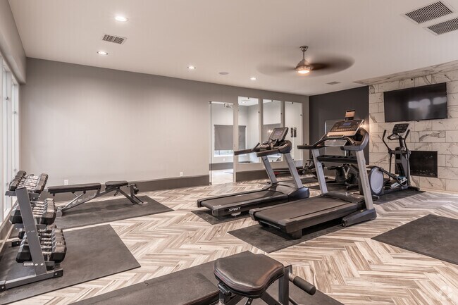 Gimnasio - Overland Station