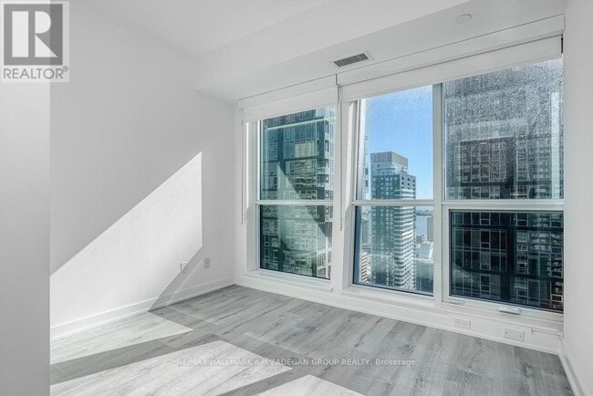 Building Photo - 327 King St W