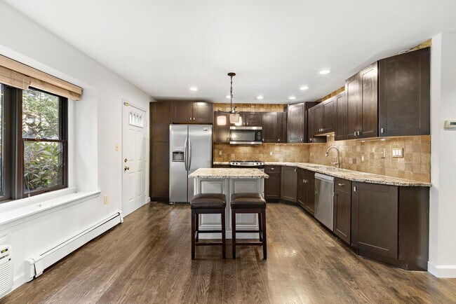 Foto del edificio - 627 Madison St