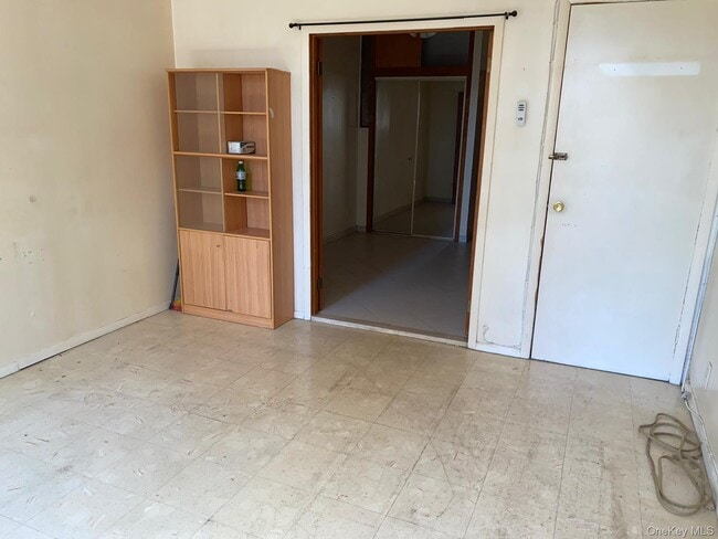 Foto del edificio - 74-51 64th Pl