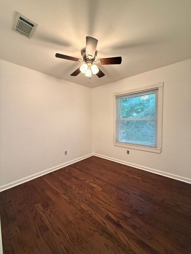 Building Photo - Now Available – Fully Remodeled 3 Bed / 2 ...