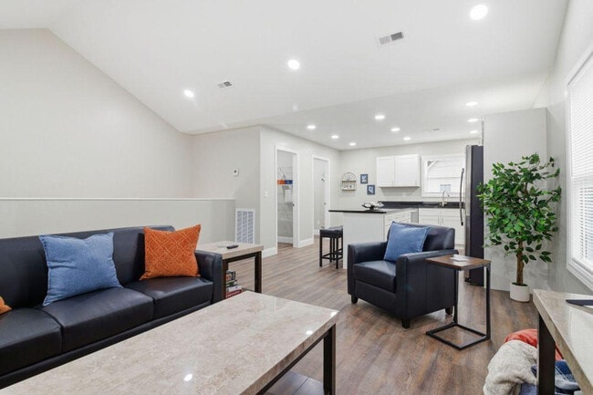 Building Photo - 810 Carson St