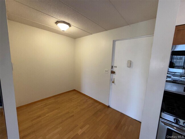 Foto del edificio - 213-02 42nd Ave