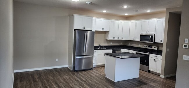 Foto del edificio - Beautiful 2 Bedroom 1 Bath End Unit Townhouse