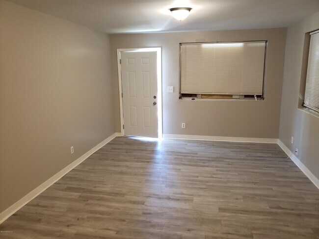 Foto del edificio - 1702 W 23rd St