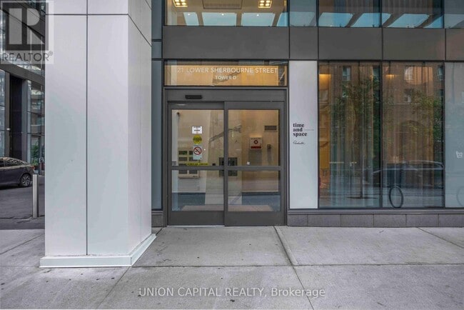 Photo du bâtiment - 121 Lower Sherbourne St